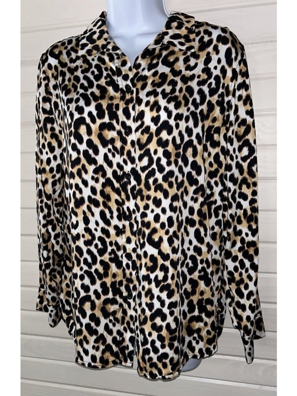 Chicos Sz 1 (MEDIUM) Sandwash Satin Leopard Tunic Top Button Up Modal EUC